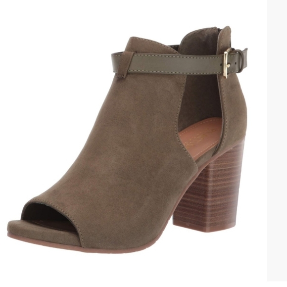 NWOT Olive Hit Hooded Bootie Ankle Boot - Picture 2 of 9